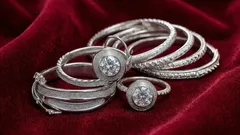 Silber glänzt wieder wie neu: schnelle Methode, um Schmuckstücken ihr ursprüngliches Aussehen zurückzugeben