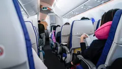 Unerwarteter Tipp vom Flugbegleiter: Warum man im Flugzeug besser keine schwarzen Socken tragen sollte