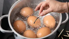 Warum werfen manche Hausfrauen beim Kochen von Eiern verbrannte Streichhölzer ins Wasser?