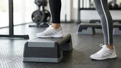 Die ideale Übung bei Knieschmerzen: Beine und Po trainieren, ohne die Gelenke zu belasten