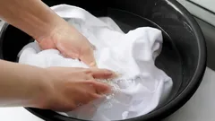 Geben Sie vor dem Waschen 2 Esslöffel ins Wasser – und die weisse Wäsche wird wie neu