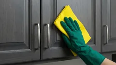 Küchenfronten reinigen: Fettbelag ganz einfach mit einem selbstgemachten Mittel entfernen