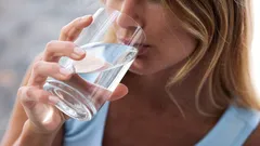 Wie Sie Wasser mit maximalem Nutzen für Ihren Körper trinken: Merken Sie sich die Empfehlungen von Fachleuten
