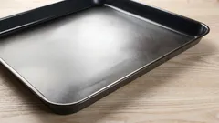 So entfernen Sie eingebranntes Fett von Backblechen: eine ungewöhnliche Methode mit Senf