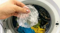 Warum man einen Plastikbeutel in die Waschmaschine legt – ein Lifehack, den Sie garantiert noch nicht kannten