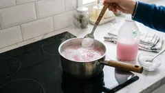 Weichspüler mit einem Löffel Natron aufkochen: Wozu und wie du es anwendest