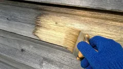 Holz aufhellen ohne Schleifen: 2 Methoden, die wirklich funktionieren