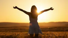 Zwei Gewohnheiten, die laut einem bekannten Philosophen den Menschen glücklich machen