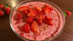 Wie du einen perfekt cremigen Milchreis mit Erdbeeren zubereitest