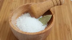 Schale mit Salz und drei Lorbeerblättern auf der Fensterbank: Eine bewährte Methode, um ein verbreitetes Problem zu lösen