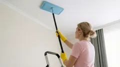 Wie man eine Spanndecke reinigt, um Streifen zu vermeiden: eine bewährte Methode von erfahrenen Hausfrauen.