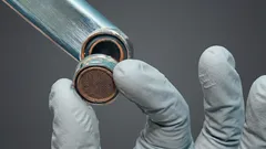 Wie man das Sieb am Wasserhahn in wenigen Minuten von Kalk und Ablagerungen befreit: Methode mit Flaschenverschluss