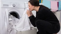 Muffige Kleidung schnell auffrischen: 7 Tricks ohne Waschmaschine