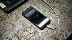 Wie man den Akku nicht ruiniert: Die 5 häufigsten Fehler beim Laden eines Smartphones