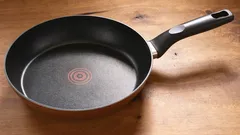 Eine saubere Pfanne in 60 Minuten: Wie man jahrelange Verkrustungen ohne Chemikalien entfernt